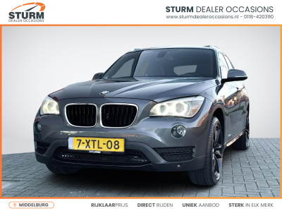 BMW X1 sdrive20i chrome line | trekhaak | panoramadak | navigatie full-map | leder | stoelverwarming | bi-xenon | sportstoelen | rijklaarprijs!