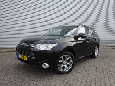 Mitsubishi Outlander 2.0 phev instyle leder / trekhaak / navi / schuifdak