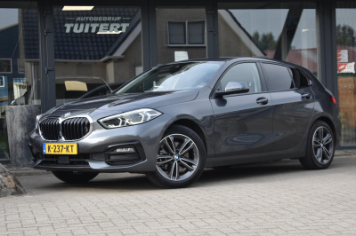 BMW 1 Serie 118i executive sport shadow line | apple carplay | android auto | parkeersensoren voor en achter | nap | navigatie