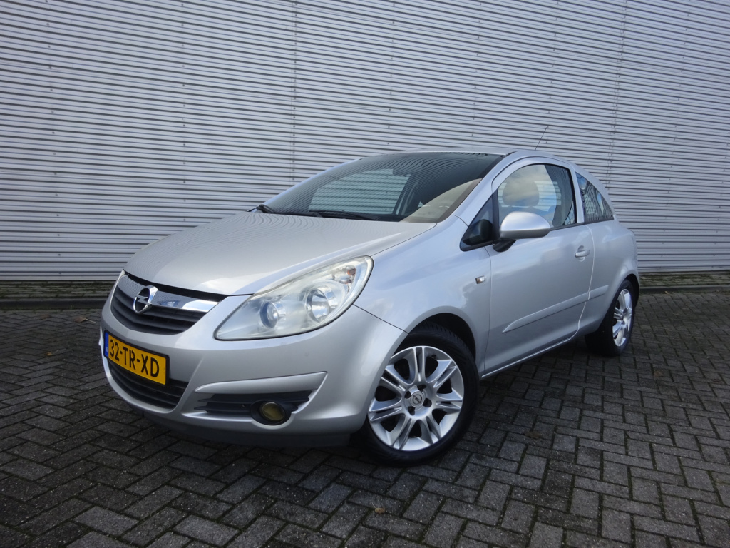 Opel Corsa 1.4-16v enjoy airco / trekhaak / cruise control