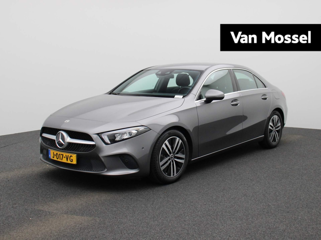 Mercedes-Benz A-Klasse 180 business solution luxury | automaat | sfeer verlichting | dab | stoelverwarming | climate control | navigatie | leder | lmv | parkeer sensoren | led |