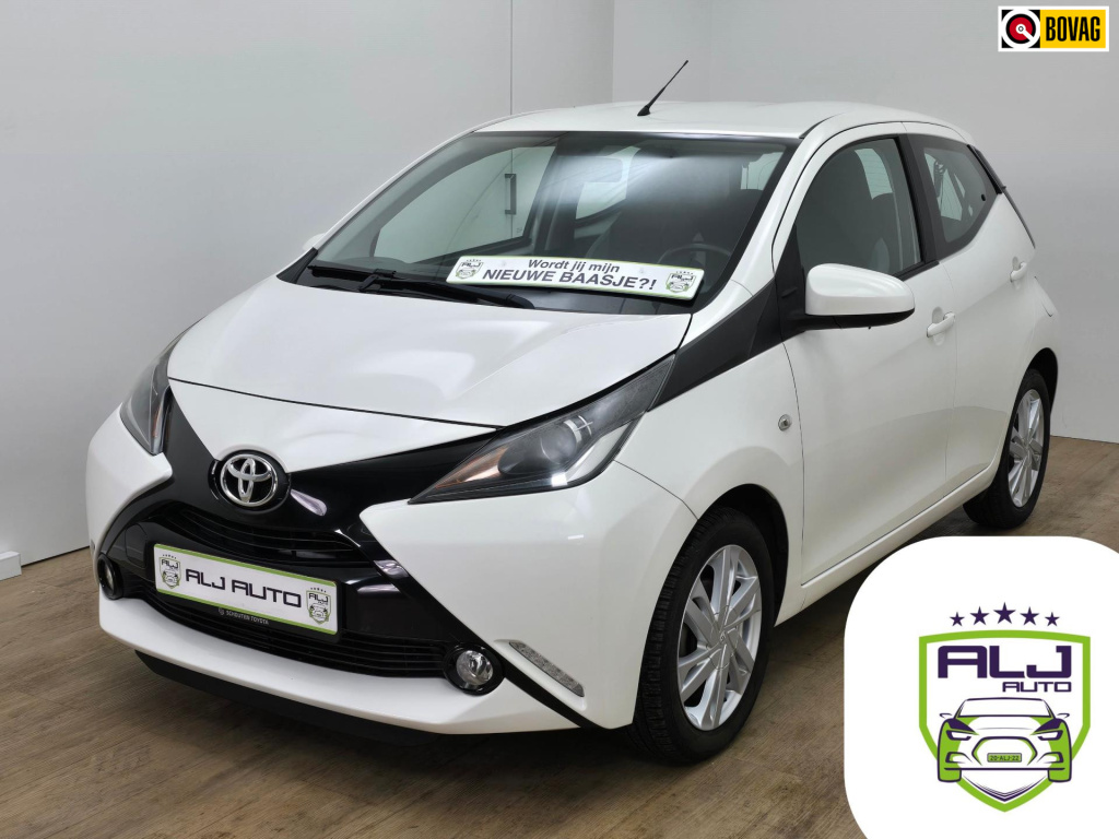 Toyota Aygo occasion met parkeercamera en weinig km | tweedehands toyota aygo compleet dealeronderhouden | cruisecontrol | x play