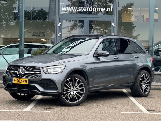 Mercedes-Benz Glc 300e 4matic business solution amg l panoramadak l distronic plus l mbux l trekhaak l memory l augmented reality l apple car play l night pakket l dode hoek assistent l automatische airco l