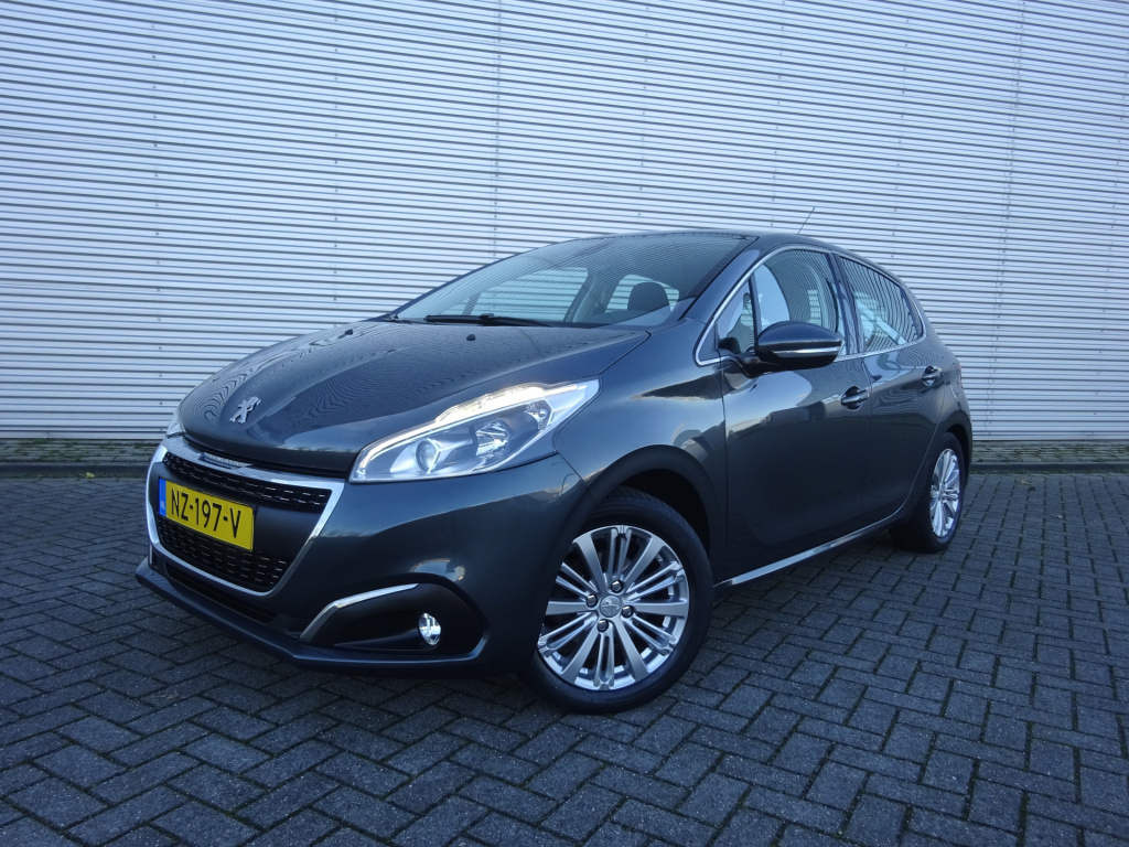 Peugeot 208 1.2 puretech allure 1e eigenaar / navi / climate / trekhaak / led / lm velgen