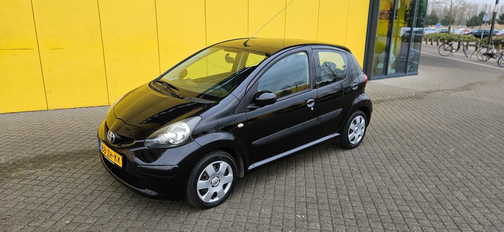 Toyota Aygo 5drs 1.0 midnight black / nl auto / nap / 77.847 km !!