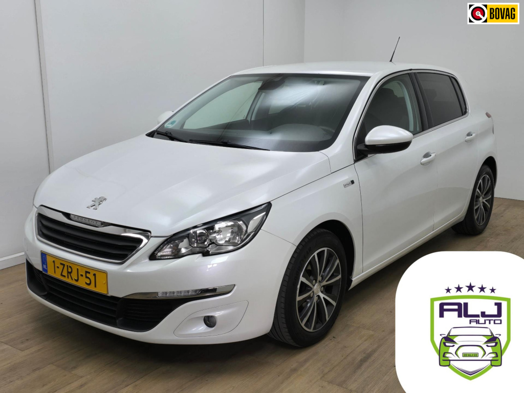 Peugeot 308 occasion 1.2 puretech style met cruisecontrol en dab radio | tweedehands peugeot 308 parelmoerwit | trekhaak | clima